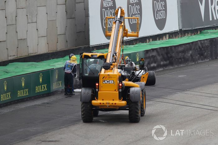 El coche chocado de Lewis Hamilton, Mercedes-Benz F1 W08 es removido en la Q1