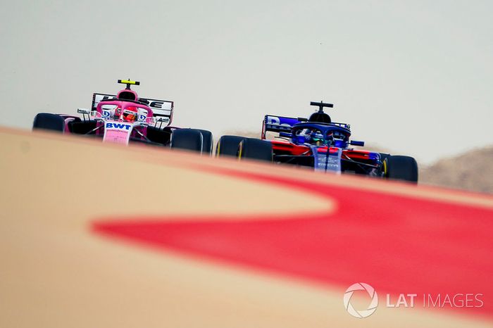 Brendon Hartley, Scuderia Toro Rosso STR13 y Esteban Ocon, Force India VJM11