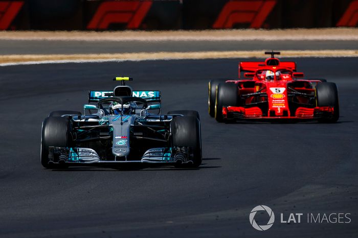 Valtteri Bottas, Mercedes AMG F1 W09, y Sebastian Vettel, Ferrari SF71H