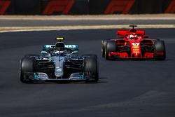 Valtteri Bottas, Mercedes AMG F1 W09, leads Sebastian Vettel, Ferrari SF71H