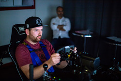 Profirennfahrer Andreas Simonsen im Simulator der Pergolini Academy