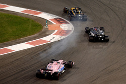 Nico Hulkenberg, Renault Sport F1 Team RS17 bloque une roue pendant la lutte avec Romain Grosjean, Haas F1 Team VF-17