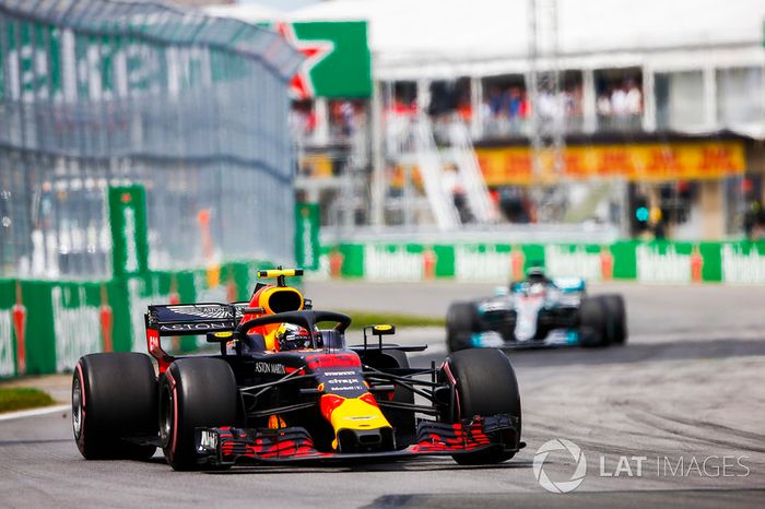 Max Verstappen, Red Bull Racing RB14, por delante de  Lewis Hamilton, Mercedes AMG F1 W09