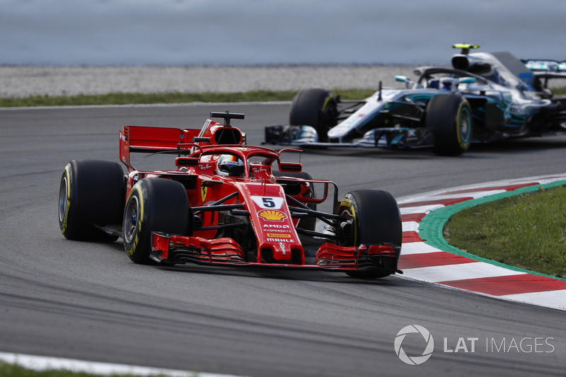 Sebastian Vettel, Ferrari SF71H, Valtteri Bottas, Mercedes AMG F1 W09