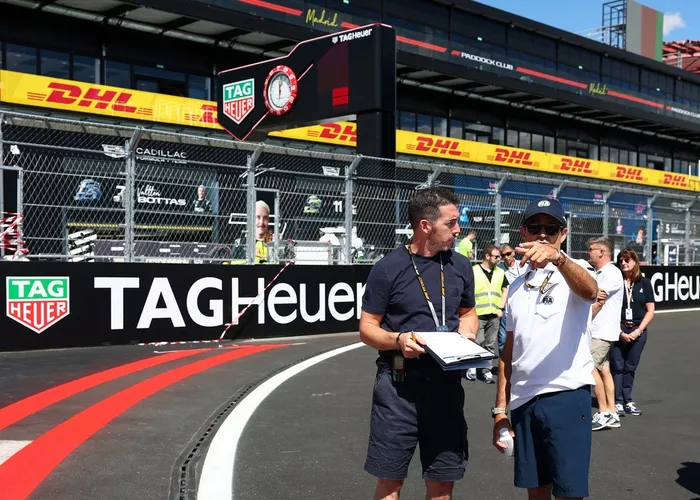 Los responsables de la FIA inspeccionan el circuito