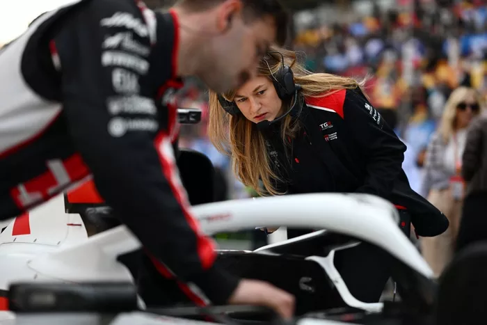 Laura Mueller, Race Engineer, Haas F1 on the grid