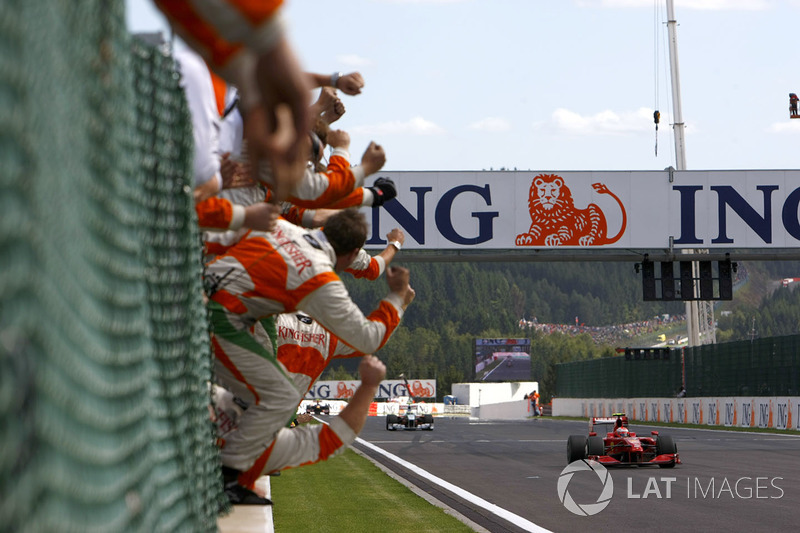Kimi Raikkonen, Ferrari F60 cruza la línea para ganar la carrera y como la alegría de equipo Force India de Giancarlo Fisichella, Force India VJM02 Mercedes en segundo lugar