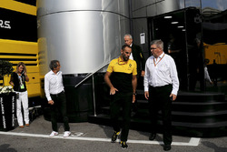 Jerome Stoll, directeur Renault Sport F1, Alain Prost, conseiller spécial Renault Sport F1, Cyril Abiteboul, directeur général Renault Sport F1 et Ross Brawn, manager sportif de la F1, près du motorhome McLaren