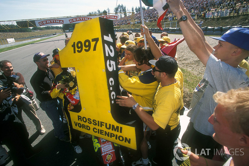 125er Weltmeister 1997: Valentino Rossi, Aprilia, mit Fans