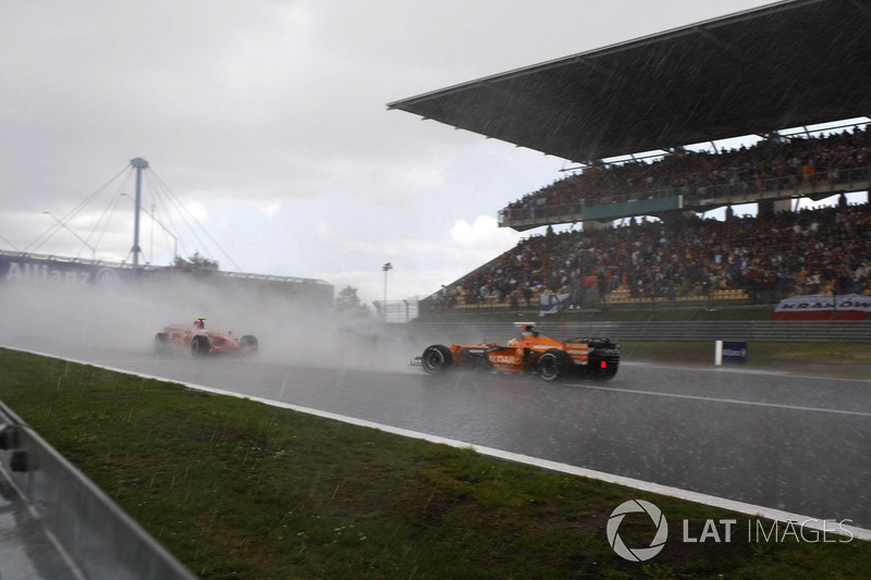 Adrian Sutil, Spyker F8-VII Ferrari, spins directly in the path of his team mate Markus Winkelhock, Spyker F8-VII Ferrari