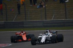Felipe Massa, Williams FW40 y Stoffel Vandoorne, McLaren MCL32