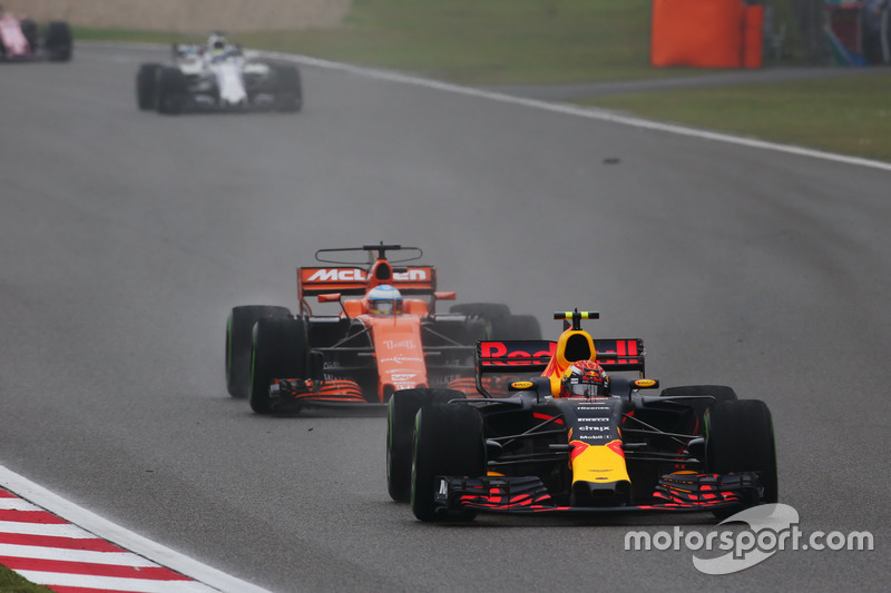 Max Verstappen, Red Bull Racing RB13, leads Fernando Alonso, McLaren MCL32