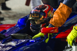 https://cdn-8.motorsport.com/images/mgl/24kPQnA0/s9/f1-singapore-gp-2017-daniil-kvyat-scuderia-toro-rosso-str12.jpg