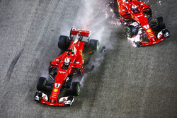 Sebastian Vettel, Ferrari SF70H, Kimi Raikkonen, Ferrari SF70H, raken elkaar