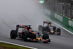 Daniil Kvyat, Scuderia Toro Rosso STR11, Carlos Sainz Jr., Scuderia Toro Rosso STR11