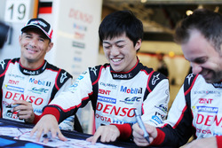 Гонщики Toyota Gazoo Racing Стефан Сарразен и Юдзи Кунимото