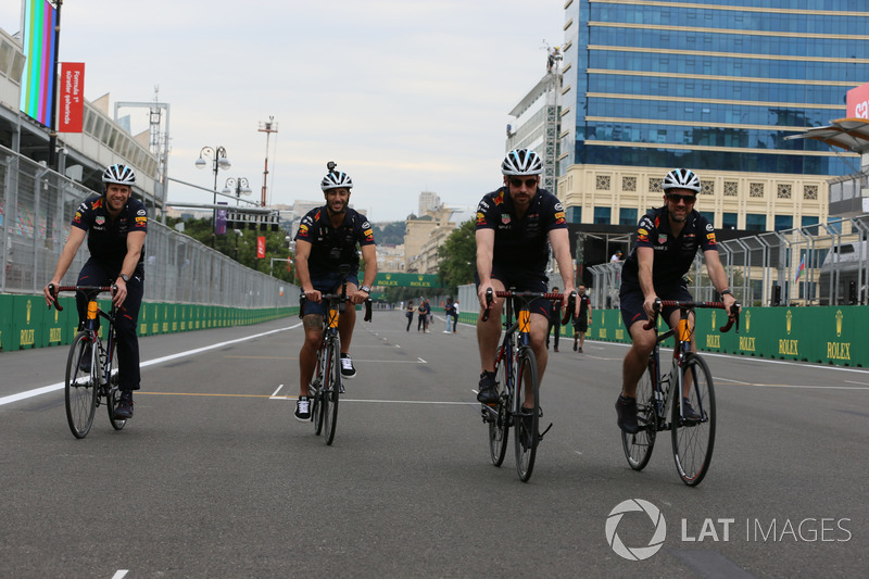 Даніель Ріккардо, Red Bull Racing, механіки Red Bull Racing на велосипедах