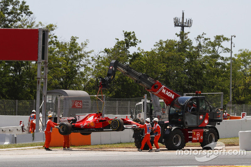 Marshals remove the car of Kimi Raikkonen, Ferrari SF70H