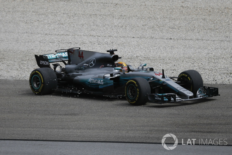 Lewis Hamilton, Mercedes-Benz F1 W08 pist dışına çıkıyor