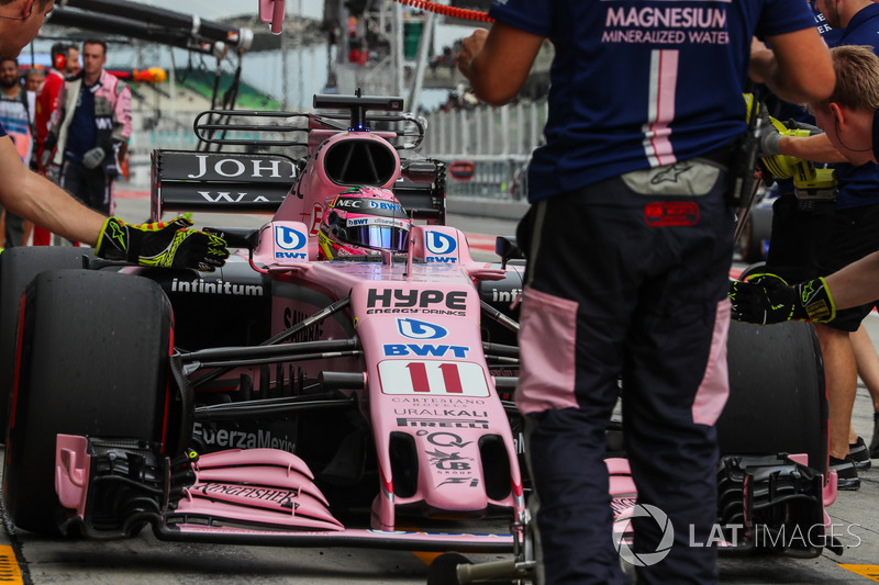 Sergio Perez, Sahara Force India VJM10 makes a practice pitstop