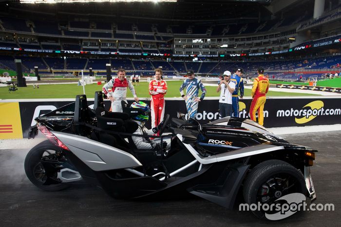 Felipe Massa, humea una rueda que conduce la Polaris Honda SLR