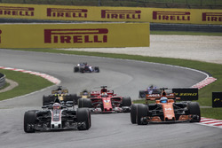 Кевін Магнуссен, Haas F1 Team VF-17, Фернандо Алонсо, McLaren MCL32