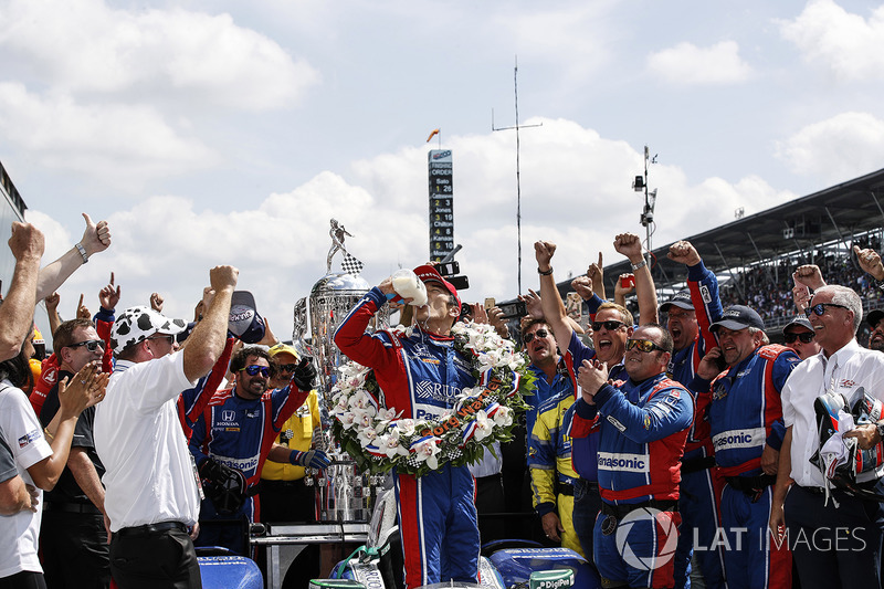 Winner Takuma Sato, Andretti Autosport Honda celebrates
