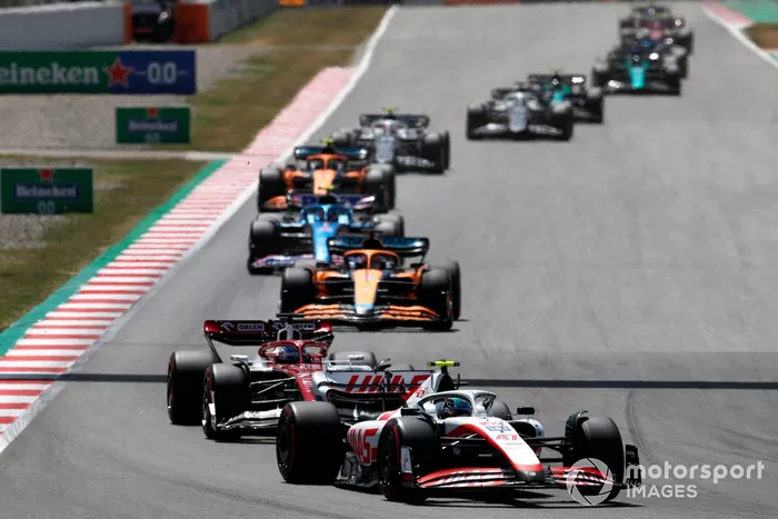 Mick Schumacher, Haas VF-22, Valtteri Bottas, Alfa Romeo C42, Daniel Ricciardo, McLaren MCL36 