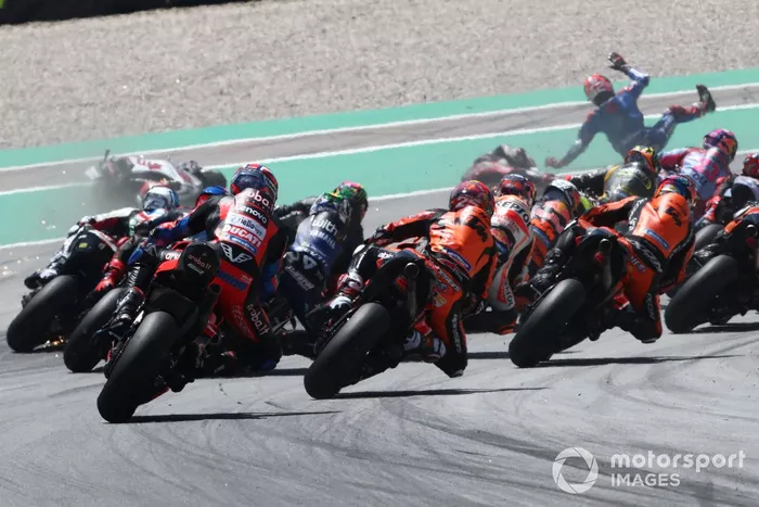 Michele Pirro, Equipo Ducati al fondo la caída de Takaaki Nakagami, Equipo LCR Honda 