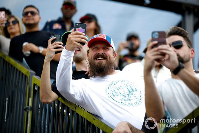 Los aficionados en una grada se hacen fotos