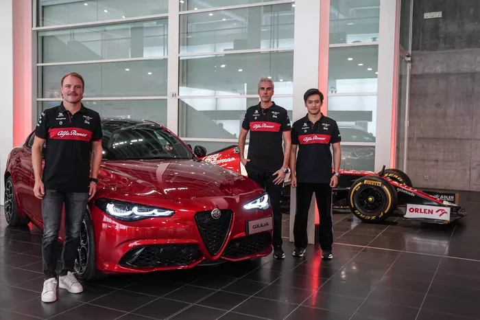 Alessandro Alunni Bravi, Valtteri Bottas y Guanyu Zhou durante la presentación de Alfa Romeo