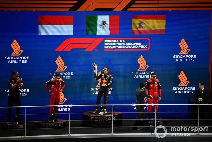 Podio: segundo lugar Charles Leclerc, Ferrari, ganador Sergio Pérez, Red Bull Racing, tercer lugar Carlos Sainz, Ferrari 