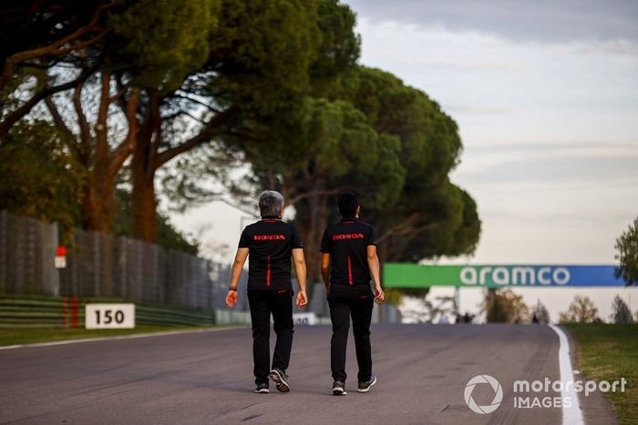Masashi Yamamoto, Director General de Honda Motorsport, camina por la pista