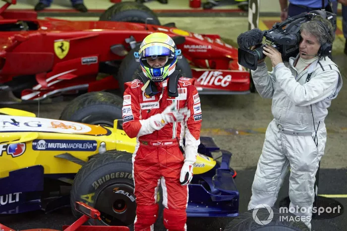 Felipe Massa celebra orgulloso la victoria del GP de Brasil 2008 pese a no ganar el título