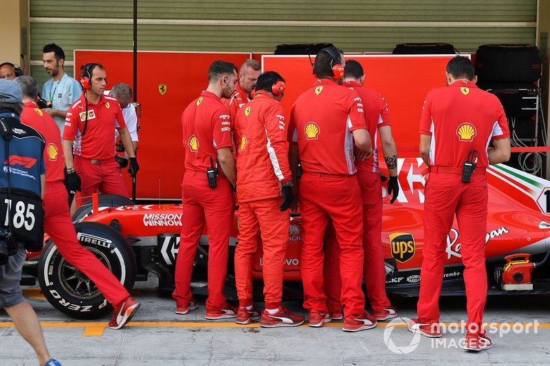 Charles Leclerc, Ferrari SF71H et les mécaniciens Ferrari