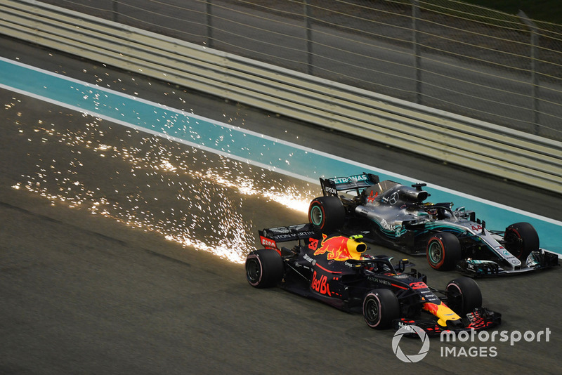 Max Verstappen, Red Bull Racing RB14 sparks and Lewis Hamilton, Mercedes AMG F1 sparks and battles 