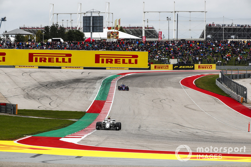 Charles Leclerc, Sauber C37, precede Pierre Gasly, Scuderia Toro Rosso STR13