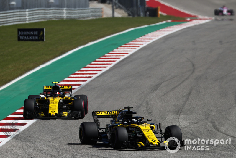 Nico Hulkenberg, Renault Sport F1 Team R.S. 18, leads Carlos Sainz Jr., Renault Sport F1 Team R.S. 18