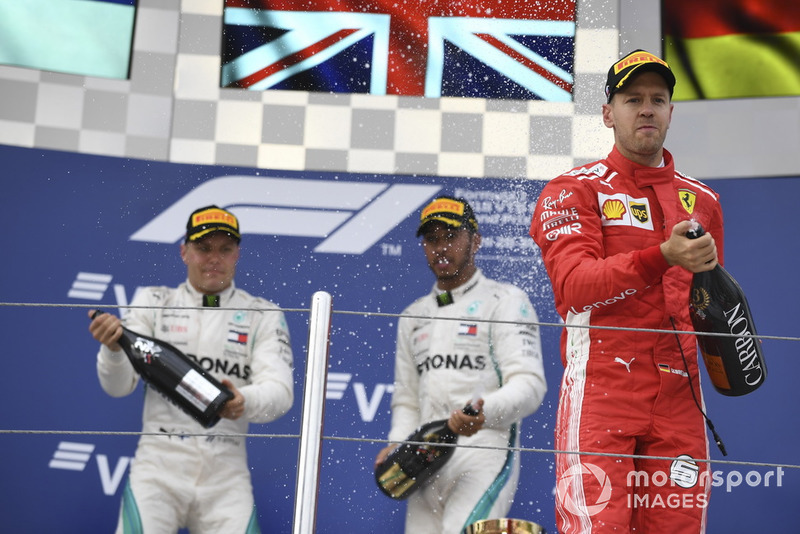 Podio: tercer lugar Sebastian Vettel, Ferrari, ganador Lewis Hamilton, Mercedes AMG F1y el segundo lugar Valtteri Bottas, Mercedes AMG F1 celebran
