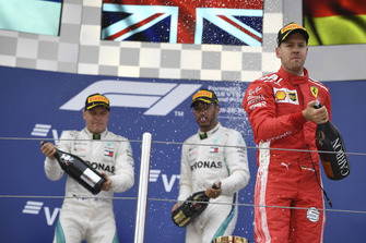 Podio: tercer lugar Sebastian Vettel, Ferrari, ganador Lewis Hamilton, Mercedes AMG F1y el segundo lugar Valtteri Bottas, Mercedes AMG F1 celebran
