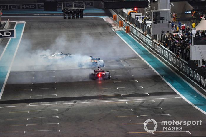 Lewis Hamilton, Mercedes-AMG F1 W09, Sebastian Vettel, Ferrari SF71H y Fernando Alonso, McLaren MCL33 haciendo donuts al final de la carrera.