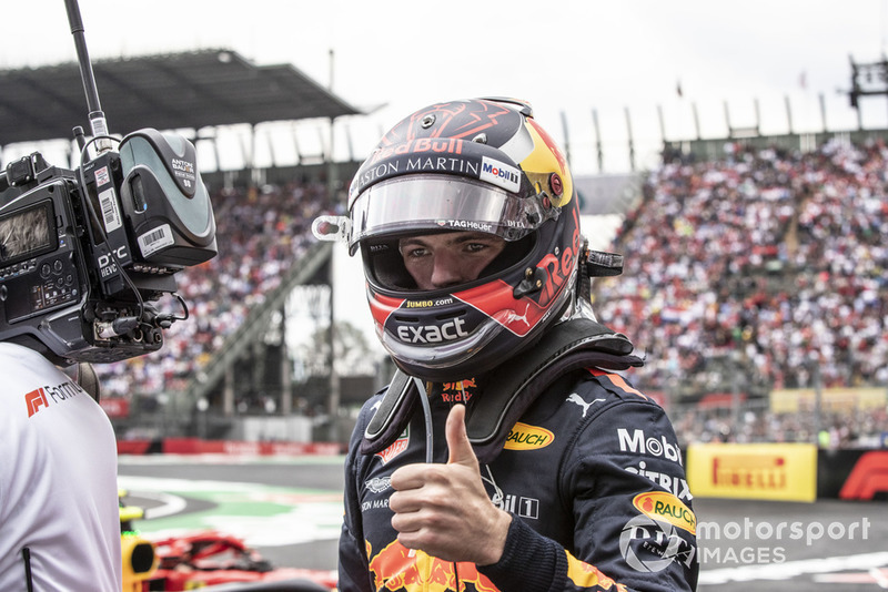 Ganador de la carrera Max Verstappen, Red Bull Racing celebra en Parc Ferme