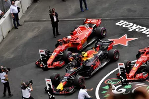 Sebastian Vettel, Ferrari SF71H y Max Verstappen, Red Bull Racing RB14 en Parc Ferme 