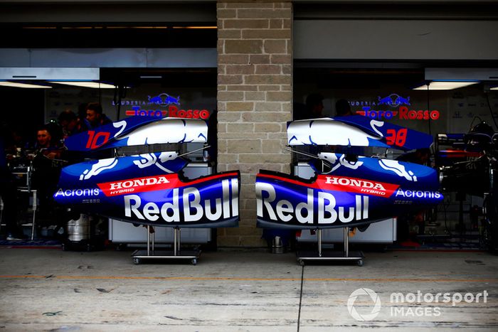 Scuderia Toro Rosso STR13 carrocería en la calle de boxes