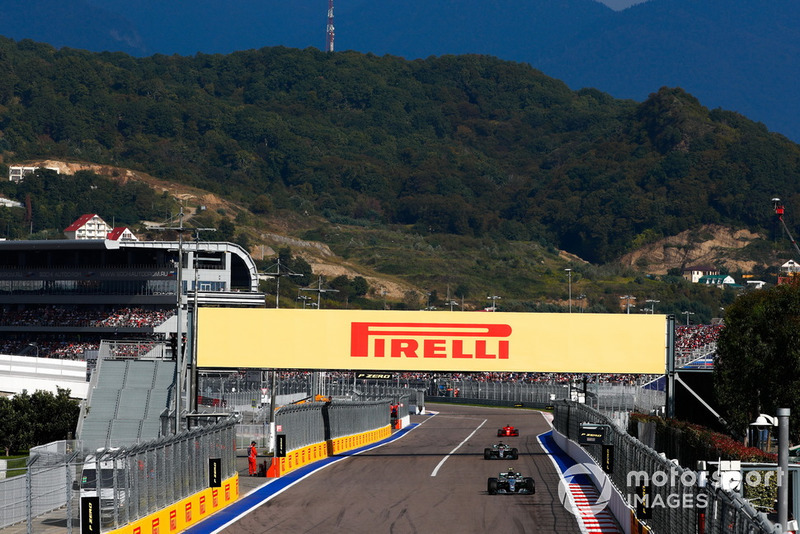 Valtteri Bottas, Mercedes AMG F1 W09, devant Lewis Hamilton, Mercedes AMG F1 W09, et Sebastian Vettel, Ferrari SF71H