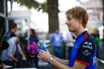 Brendon Hartley, Toro Rosso, avec une sculpture locale