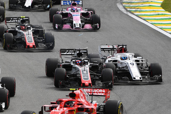 Contact entre Marcus Ericsson, Sauber C37 et Romain Grosjean, Haas F1 Team VF-18 au départ
