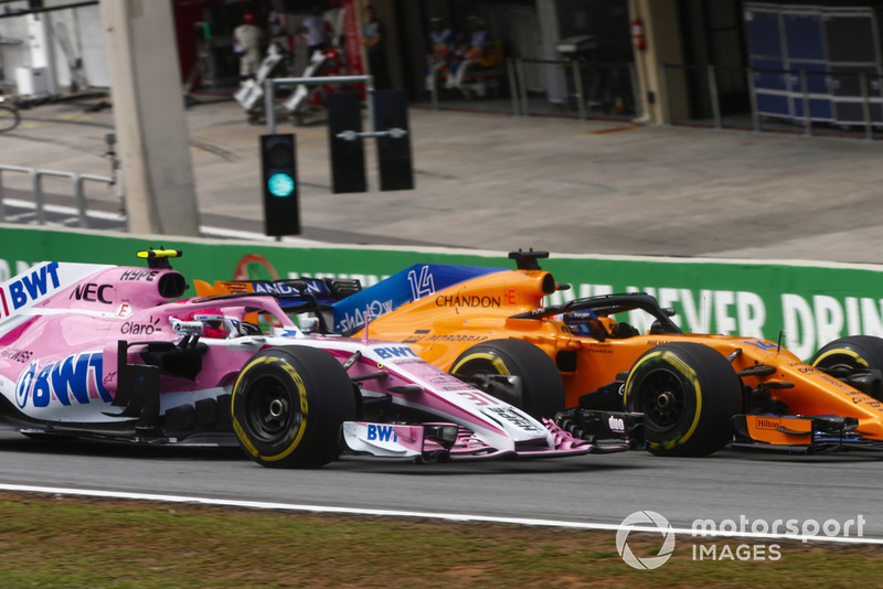 Fernando Alonso, McLaren MCL33, pasa a Esteban Ocon, Force India VJM11. 