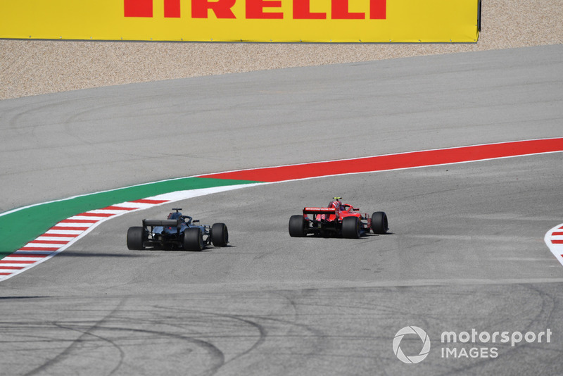 Kimi Raikkonen, Ferrari SF71H y Lewis Hamilton, Mercedes AMG F1 W09 EQ Power+