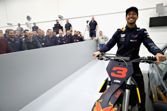 Daniel Ricciardo, Red Bull Racing pose pour une photo avec sa KTM
